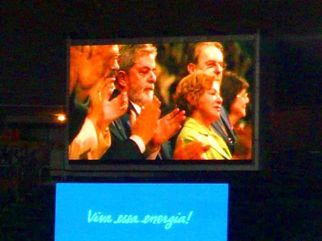 PH20室外全彩屏，屏幕上为巴西总统卢拉正在宣布运动会开幕