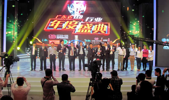 2011广东LED行业年度盛典 必发网手机版董事长刘虎军先生上台领奖