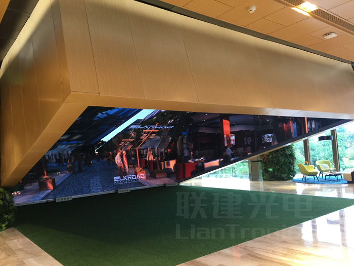 联建打造越秀地产售楼中心倒扣方盒LED屏客户体验区